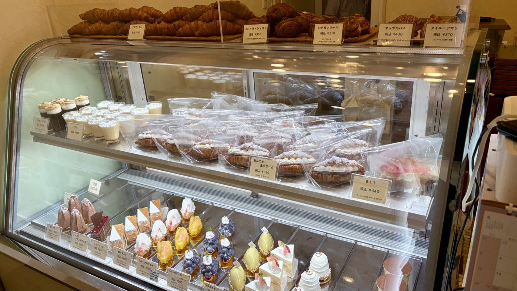 パティスリーモリヤ 店内ショーケース